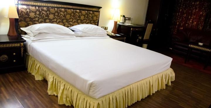 The Shelton Grand Hotel Bangalore Exterior photo