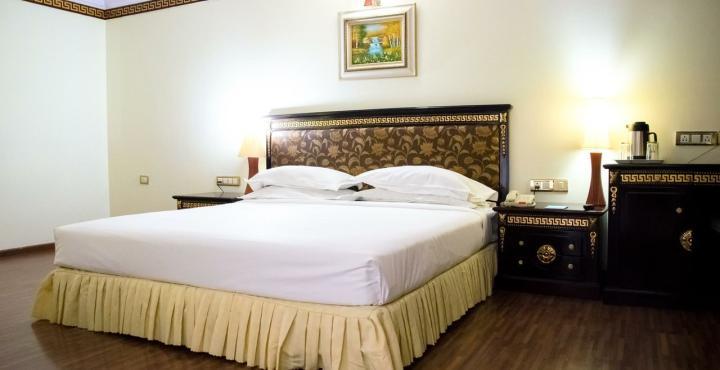 The Shelton Grand Hotel Bangalore Exterior photo