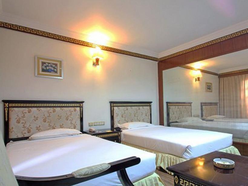 The Shelton Grand Hotel Bangalore Exterior photo